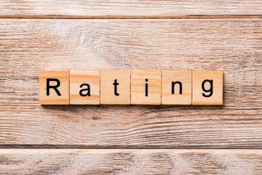 Ahşap blok üzerinde yazılı kelime değerlendirme. Metin için tasarım, ahşap masa üzerinde değerlendirme kavramı.