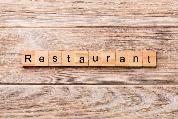 写在木块上的餐厅字 餐厅文字在木桌上为您的设计 — 图库照片