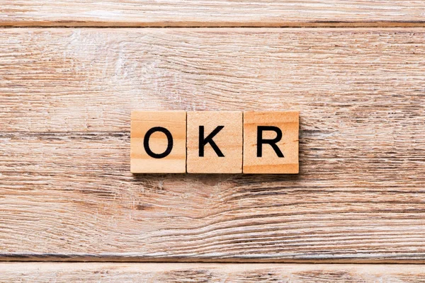 Okr字写在木块上 目标关键成果的缩写木制桌子上的文本 用于设计 — 图库照片