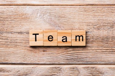 takım kelime ahşap blok üzerinde yazılı. takım için tasarım, ahşap masa üzerinde metin kavramı.