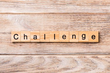 Ahşap blok üzerinde yazılı kelime meydan. Meydan okumak için tasarım, ahşap masa üzerinde metin kavramı.