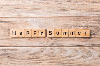 Mutlu yaz kelime ahşap blok üzerinde yazılı. Mutlu yaz metin, tasarım, ahşap masanın kavramı.