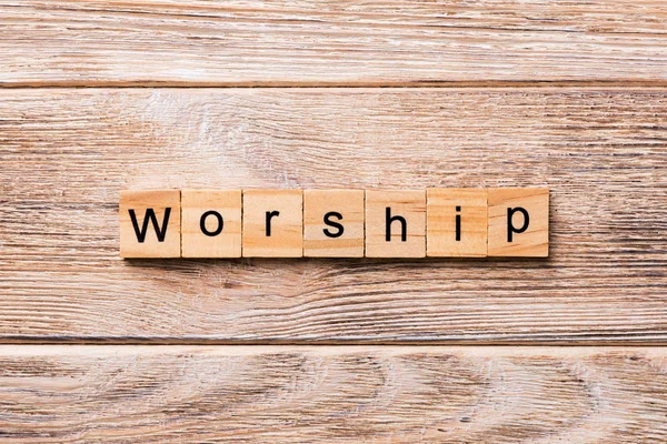 Uctívání Slovo Napsané Dřevo Bloku Uctívají Text Dřevěný Stůl Pro — Stock fotografie