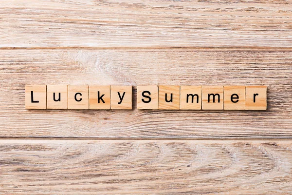 Palavra Verão Sorte Escrita Bloco Madeira Texto Verão Sorte Mesa — Fotografia de Stock