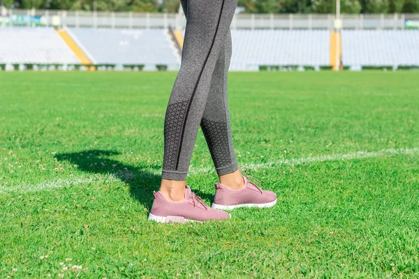 Mujer Con Zapatillas Rosas Pie Campo Fútbol Con Línea Blanca — Foto de Stock