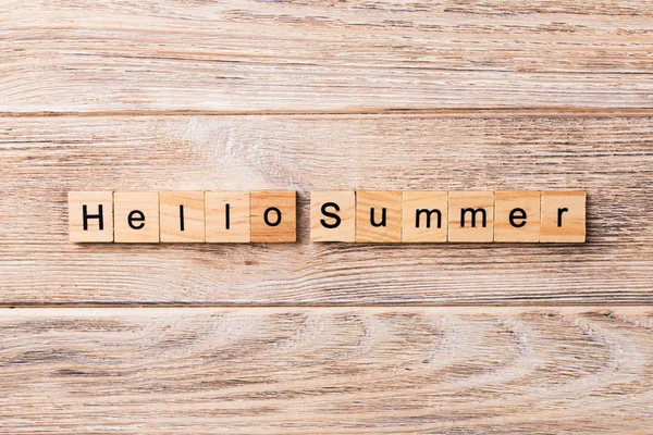 ウッド ブロックに書かれた夏の単語こんにちは こんにちは あなたのデザインの木製テーブルの上夏本文コンセプト — ストック写真
