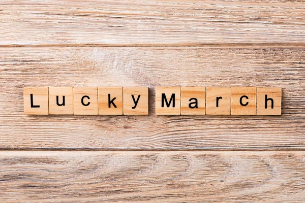 ウッド ブロックに書かれた幸運な 月単語 テーブルの上の幸運の 月テキスト コンセプト — ストック写真