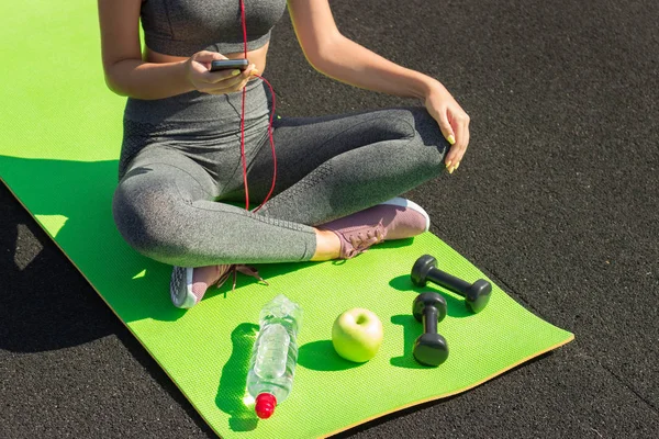 Joven Deportista Fitness Sentada Usando Smartphone Gimnasio Chica Estera Yoga — Foto de Stock