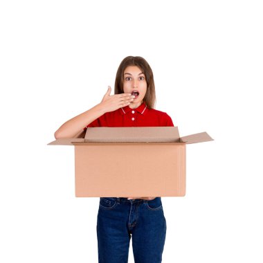 Genç teslimat kadın beyaz arka plan üzerinde izole bir sürpriz jest yapıyor