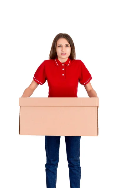 Дівчина втомленої доставки відкриває важку коробку пакунків ізольовану на білому тлі — стокове фото