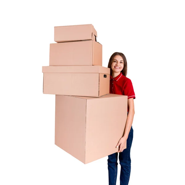 Joyeux jeune femme en T-shirt rouge tient pile de grandes boîtes de colis isolés sur le fond blanc — Photo