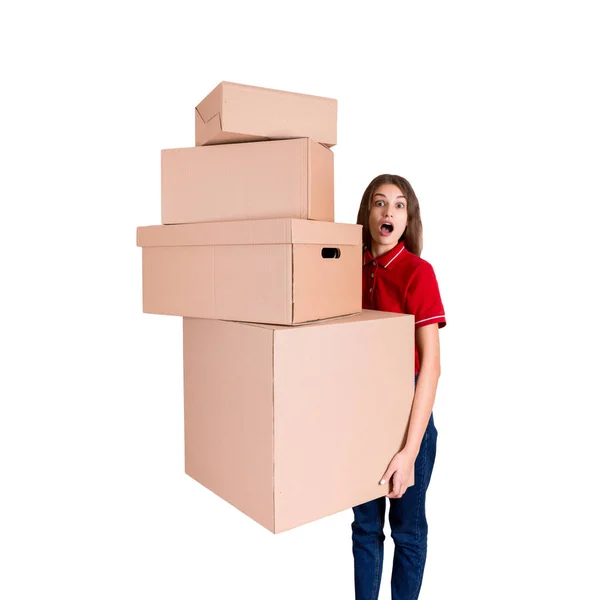 Потрясенная женщина смотрит на кучу коробок с широко раскрытым ртом, изолированным на белом фоне — стоковое фото