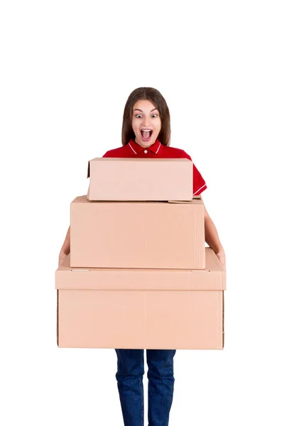 Mujer joven feliz en camiseta roja está sosteniendo pila de grandes cajas de paquetes aislados en el fondo blanco —  Fotos de Stock