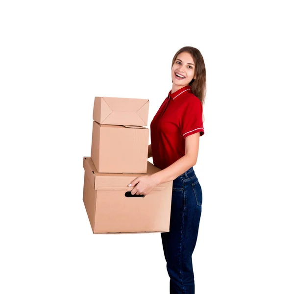 A la joven bonita le encanta su trabajo. Entrega chica está sosteniendo un montón de cajas aisladas sobre fondo blanco —  Fotos de Stock