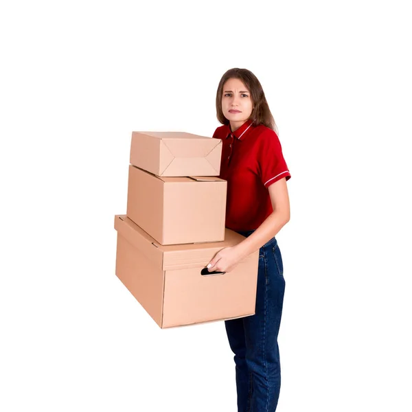 Zmęczony dostawy kobieta trzyma stos ciężkie kartony. Ładna dziewczyna jest wyczerpany po ciężkim dniu na białym tle — Zdjęcie stockowe