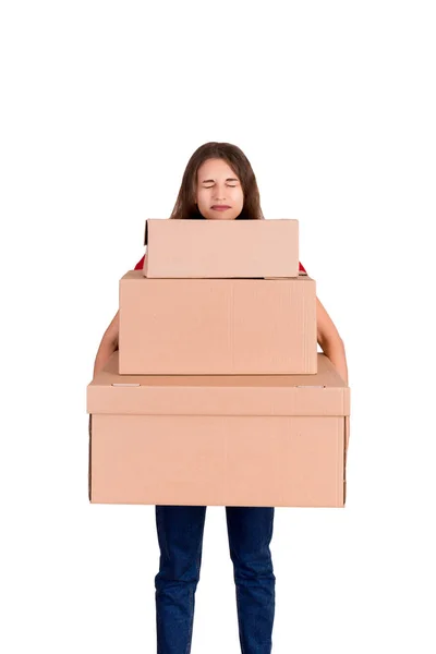Уставшая курьерша держит стопку тяжелых картонных коробок. Красивая девушка измотана после трудного дня изолированы на белом фоне — стоковое фото