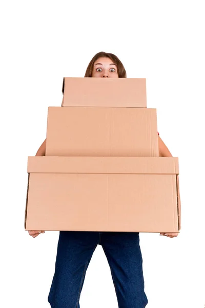 Потрясенная женщина смотрит на кучу коробок с широко раскрытым ртом, изолированным на белом фоне — стоковое фото
