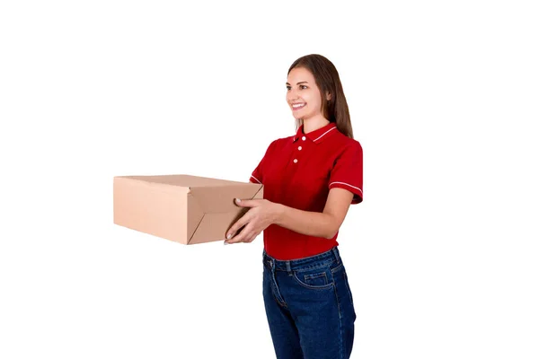 Lächelnde junge Kurierin gibt einem Kunden einen Paketkasten auf weißem Hintergrund — Stockfoto