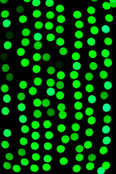 Bokeh verde abstrato sem foco no fundo preto. desfocado e desfocado muitos luz redonda — Fotografia de Stock