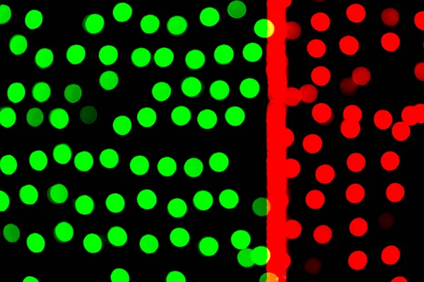 Abstrato desfocado bokeh verde e vermelho sobre fundo preto. desfocado e desfocado muitos luz redonda — Fotografia de Stock