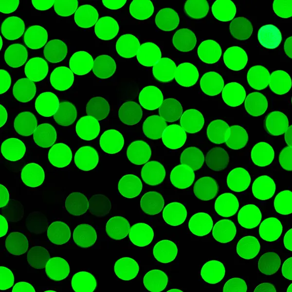 검은 배경에 산만된 추상 녹색 bokeh입니다. defocused 흐리게 많은 라운드 빛 — 스톡 사진