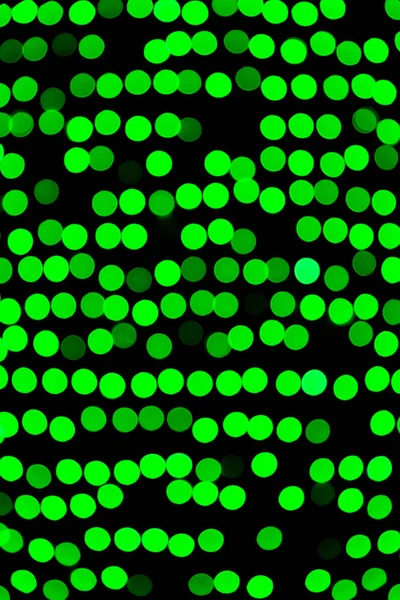 Siyah arka plan üzerine odaklanmamış soyut yeşil bokeh. ufuk ve bulanık çok yuvarlak ışık — Stok fotoğraf