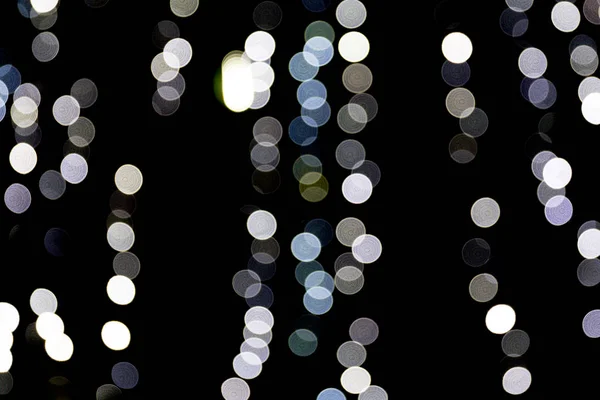 Bokeh branco abstrato sem foco no fundo preto. desfocado e desfocado muitos luz redonda — Fotografia de Stock