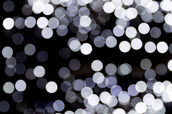 Luci bianche Bokeh su sfondo nero. Astratto sfocato molti luce rotonda — Foto Stock