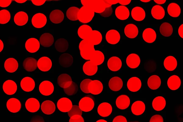 Неорієнтований абстрактний червоний боке на чорному тлі. розфокусований і розмитий багато круглого світла — стокове фото
