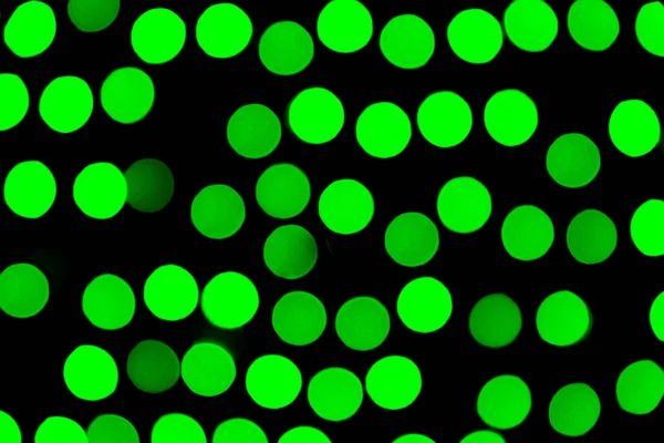 Bokeh verde abstrato sem foco no fundo preto. desfocado e desfocado muitos luz redonda — Fotografia de Stock