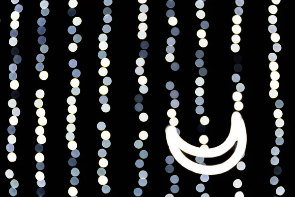 Bokeh abstracto de luces blancas de la ciudad sobre fondo negro. desenfocado y borroso con luna de luces — Foto de Stock