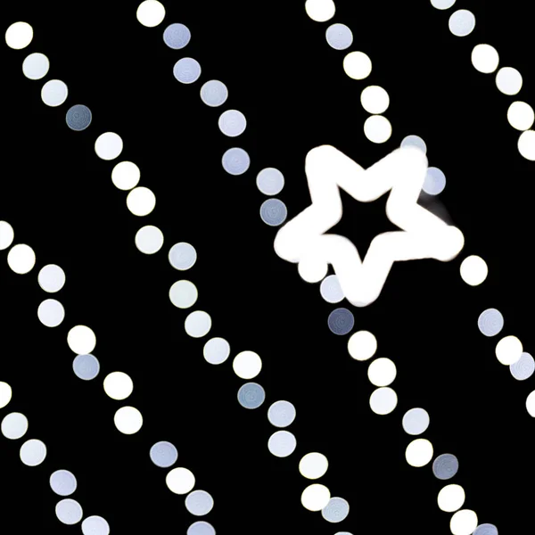 Bokeh com estrela de luz no fundo preto, desfocado e borrado muitos luz branca redonda no fundo — Fotografia de Stock