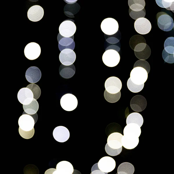 Abstrakcja Światło bokeh jako tło rozmyte i niewyraźne wiele okrągłe światło na czarnym tle — Zdjęcie stockowe