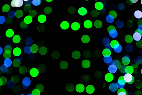 Bokeh colorato astratto sfocato su sfondo nero. sfocato e sfocato molti luce rotonda — Foto Stock