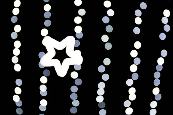 Bokeh abstracto blanco desenfocado con estrella de luz sobre fondo negro. desenfocado y difuminado muchas luces redondas — Foto de Stock