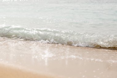 bir sahilde dalga sıçrama. yakın çekim
