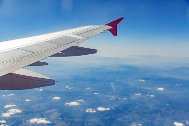 Bulutlarda uçan kanatlar, şehrin arka planında uçan.