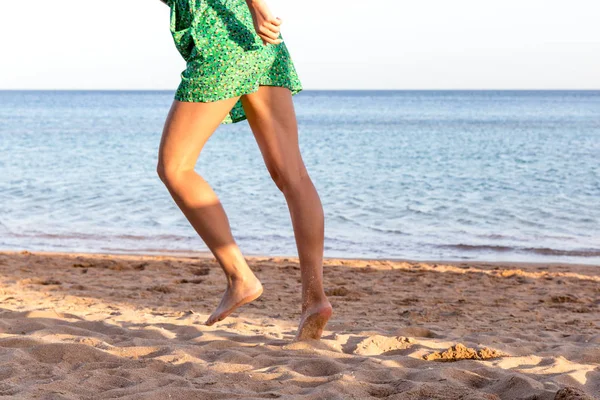 砂浜の上で走っている女性の足。夏休み。ビーチで走っている幸せな美女 — ストック写真