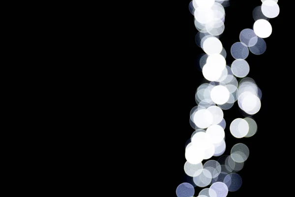 Abstraktes Bokeh weißer Stadtlichter auf schwarzem Hintergrund. defokussiert und verschwommen viel rundes Licht — Stockfoto