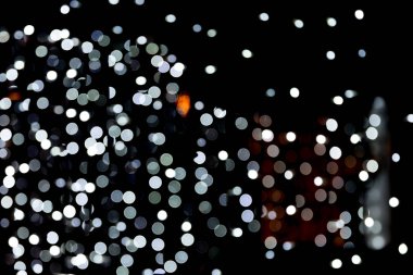 Soyut glitter siyah arka plan üzerine defocused bokeh ışıltı. birçok ışık arka plan üzerinde yuvarlak