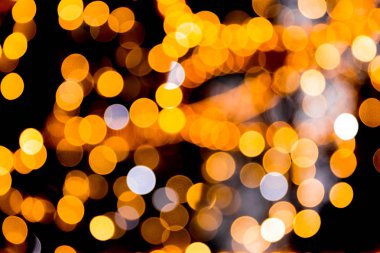 Siyah arka plan üzerine odaklanmamış soyut turuncu bokeh. ufuk ve bulanık çok yuvarlak ışık