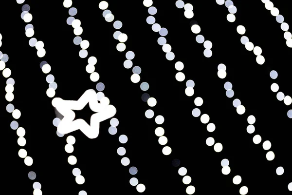 Bokeh abstrait blanc non concentré avec étoile de lumière sur fond noir. déconcentré et flou beaucoup de lumière ronde — Photo