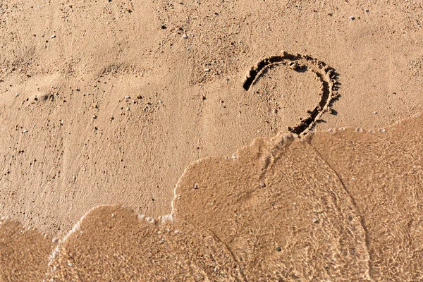 Sinal de ponto de interrogação na praia de areia perto do mar. Conceito de dilema, resposta e pergunta — Fotografia de Stock