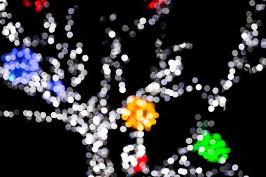 Siyah zemin üzerine kırmızı, yeşil, turuncu ve mavi lambalı odaklanmamış soyut renkli bokeh. ufuk ve bulanık çok yuvarlak ışık