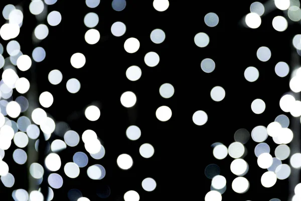 Bokeh astratto di luci bianche della città su sfondo nero. sfocato e sfocato molti luce rotonda — Foto Stock