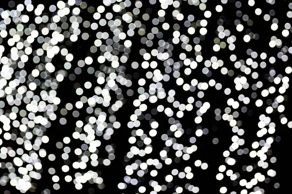 Bokeh abstrato de luzes brancas da cidade sobre fundo preto. desfocado e desfocado muitos luz redonda — Fotografia de Stock