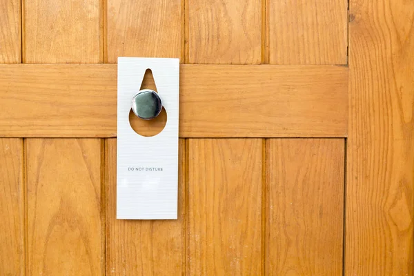 Legyen szíves nem zavar jel-ra csukott fából készült ajtó-ból szálloda szoba — Stock Fotó