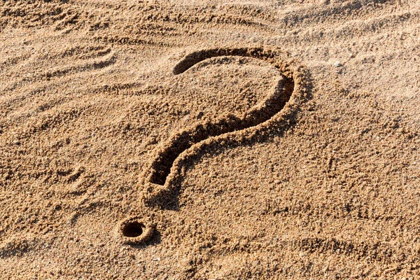 Pontos de interrogação escritos na areia da praia de perto, com espaço de cópia — Fotografia de Stock
