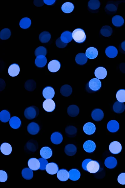 Unfocus astratto colorato bokeh sfondo nero. sfocato e sfocato molti rotonda luce blu — Foto Stock