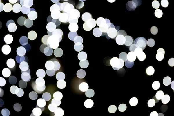 Brilho abstrato brilho bokeh desfocado sobre fundo preto. muitos luz redonda no fundo — Fotografia de Stock